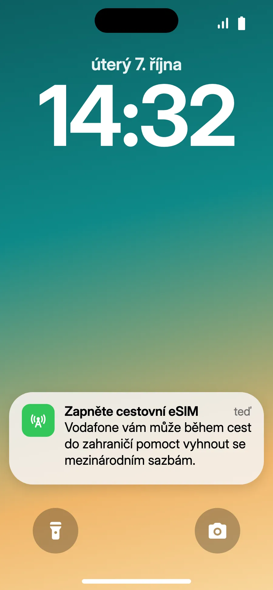 Po příletu může iPhone ukázat „Zapněte cestovní eSIM“: klepni na oznámení.