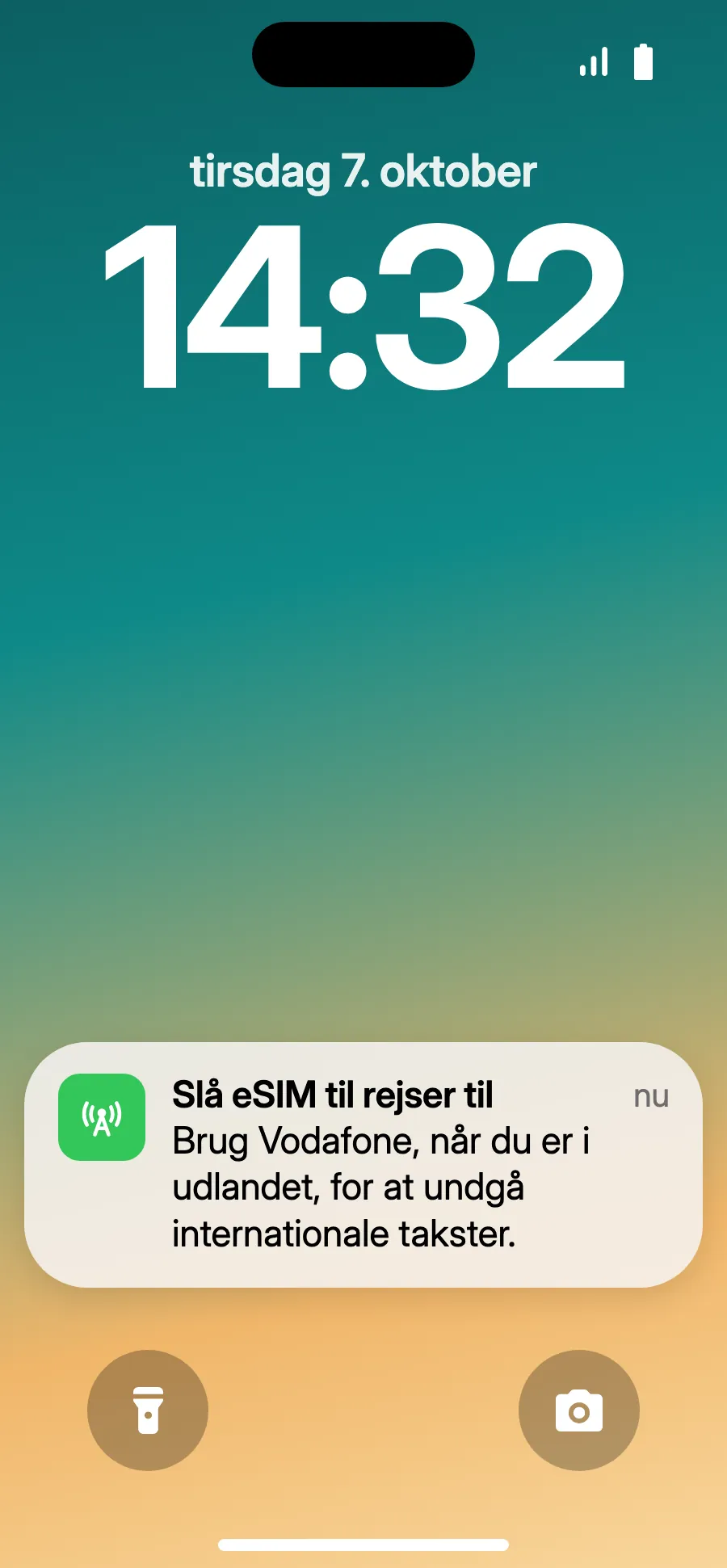 Når du lander, viser din iPhone måske “Slå eSIM til rejser til”: tryk på notifikationen.