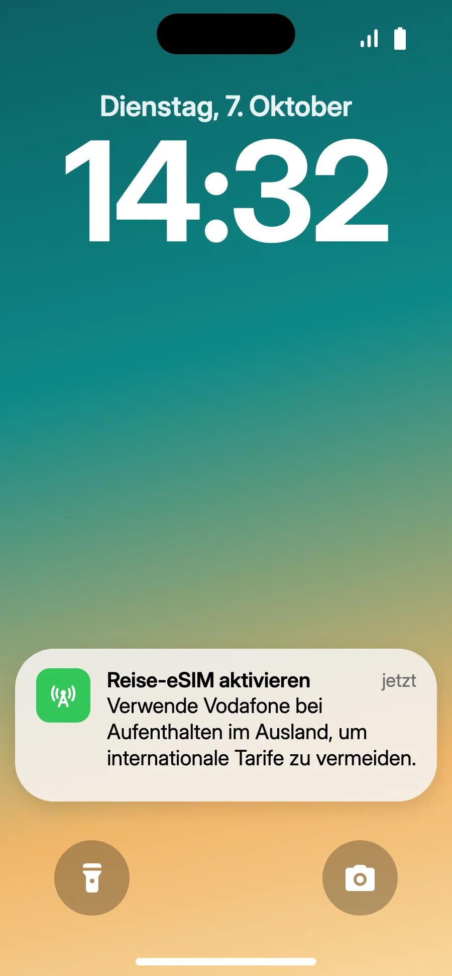 Bei der Ankunft zeigt dein iPhone vielleicht „Reise-eSIM aktivieren“: Tippe auf die Mitteilung.
