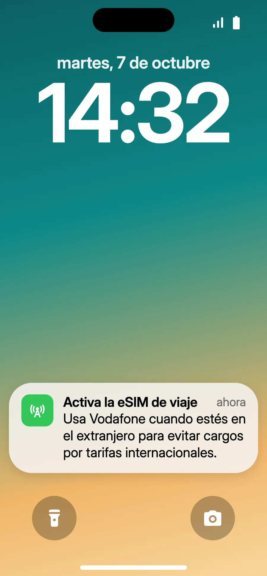 Al llegar, tu iPhone puede mostrar «Activa la eSIM de viaje»: toca la notificación.
