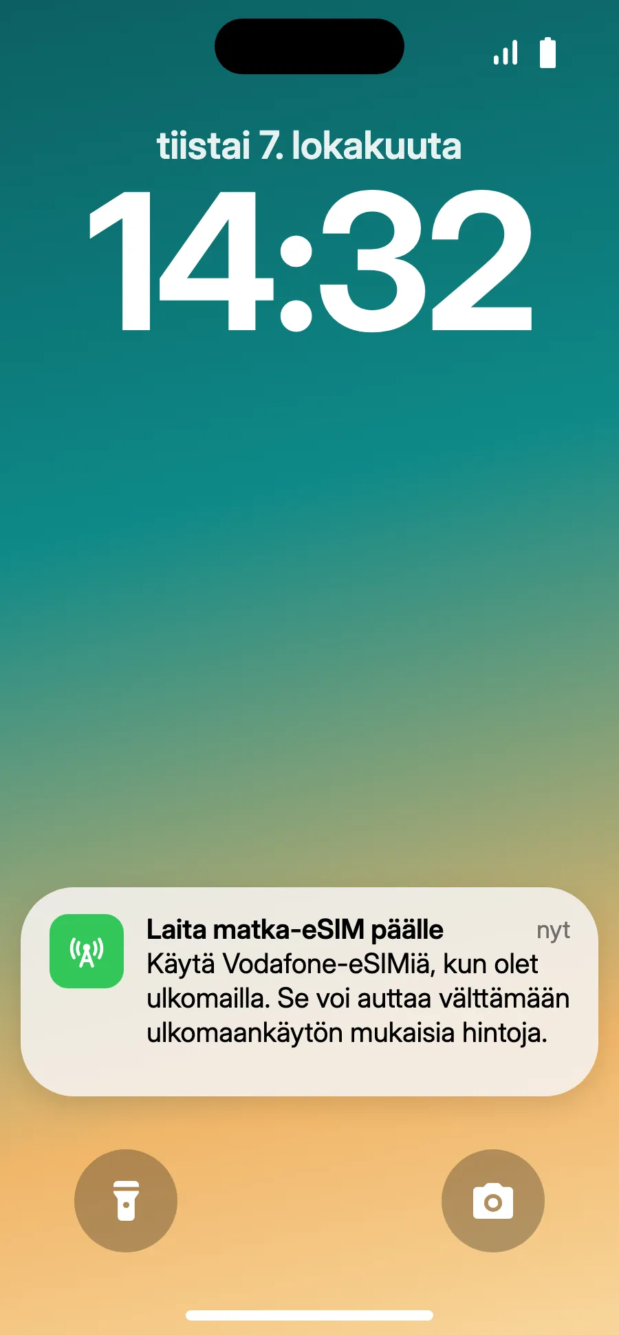 Perillä iPhone voi näyttää ”Laita matka-eSIM päälle”: napauta ilmoitusta.