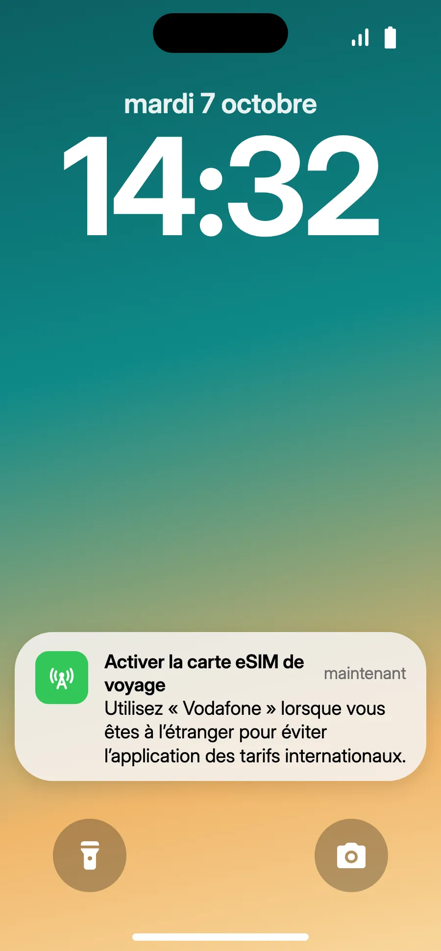 À l'arrivée, votre iPhone peut afficher « Activer la carte eSIM de voyage » : touchez la notification.