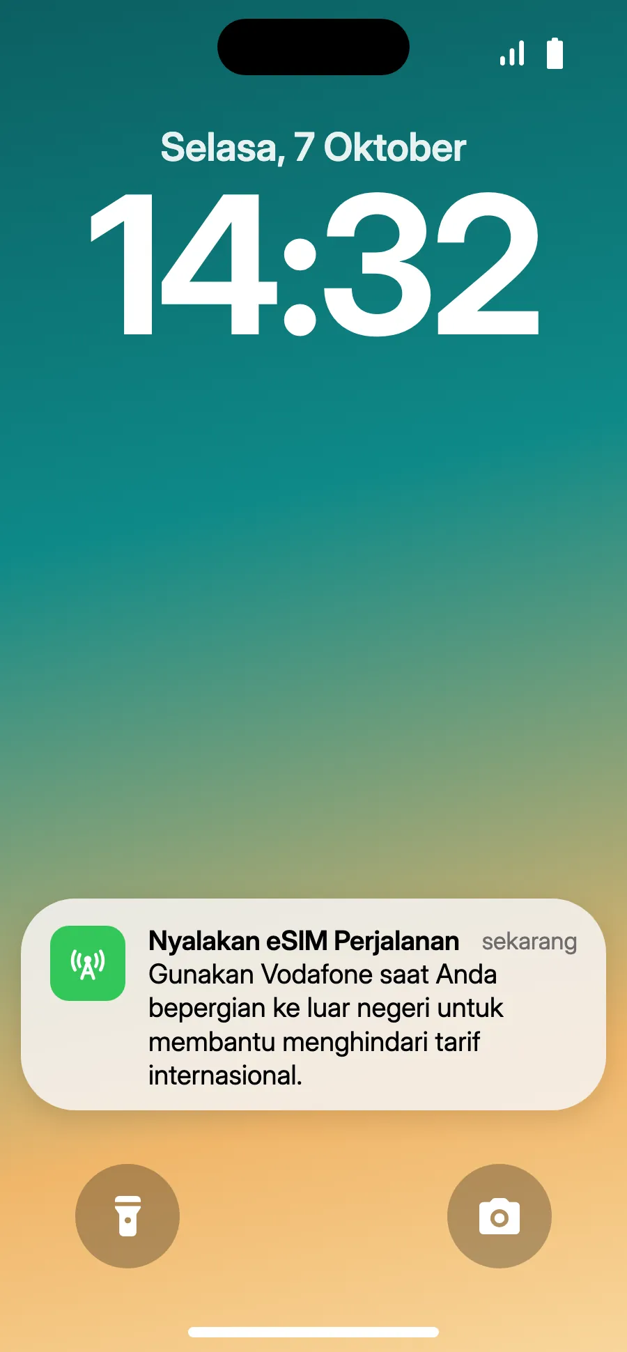 Saat tiba, iPhone bisa menampilkan “Nyalakan eSIM Perjalanan”: ketuk notifikasinya.
