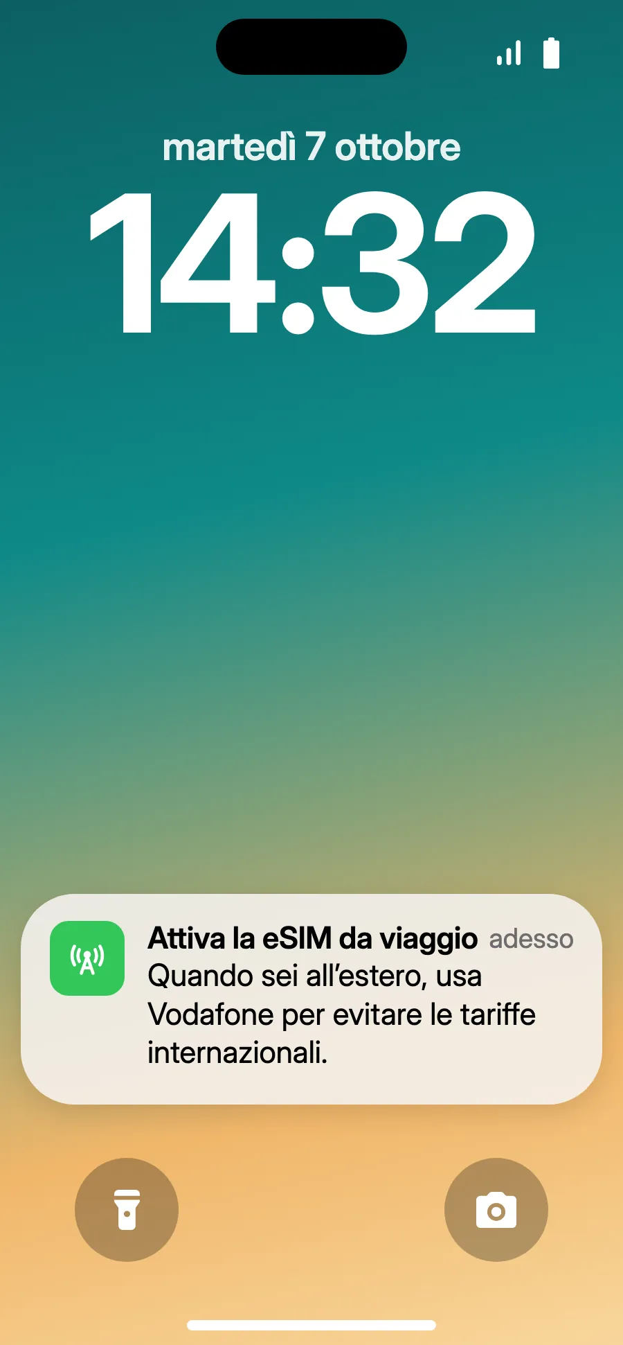 All'arrivo l'iPhone può mostrare «Attiva la eSIM da viaggio»: tocca la notifica.
