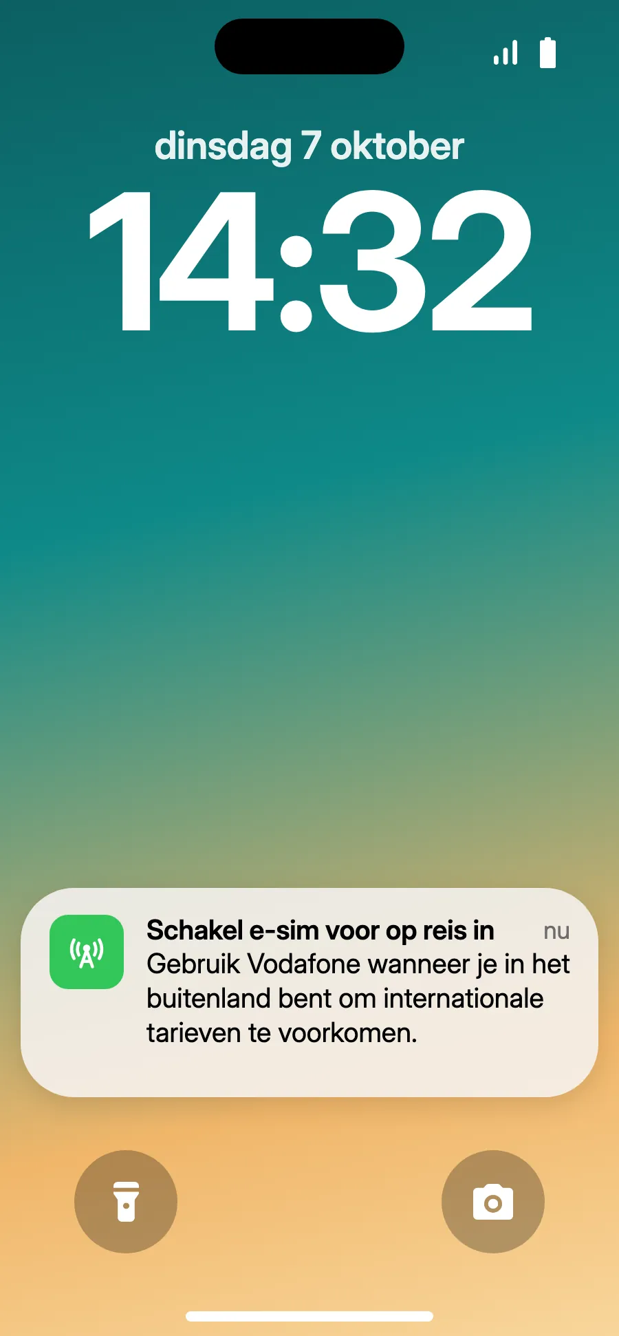 Bij aankomst toont je iPhone misschien ‘Schakel e‑sim voor op reis in’: tik op de melding.