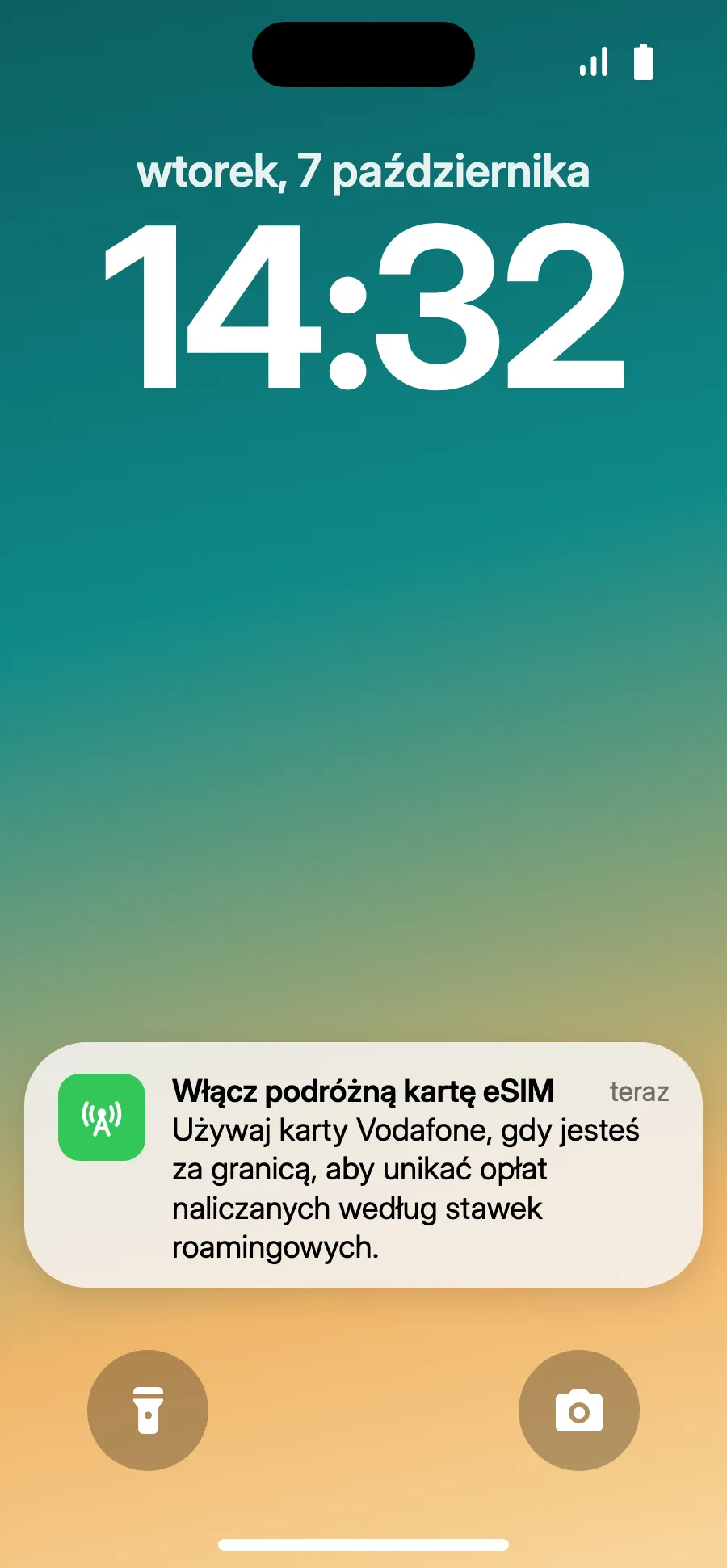 Po przylocie iPhone może pokazać „Włącz podróżną kartę eSIM”: stuknij powiadomienie.
