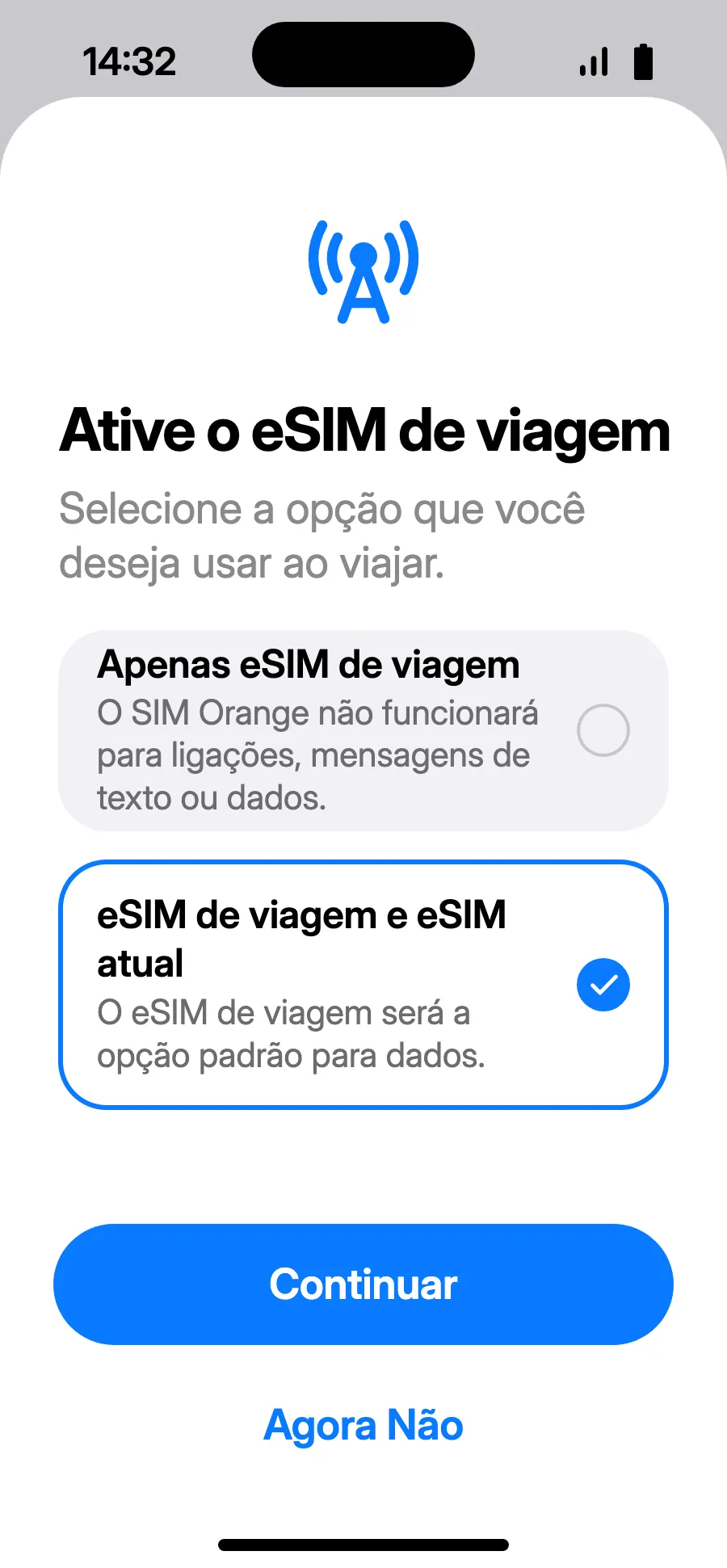 Escolha “eSIM de viagem e eSIM atual” e toque em Continuar. Você mantém seu número para chamadas e SMS (incluindo códigos do banco); sua operadora pode cobrar chamadas recebidas.