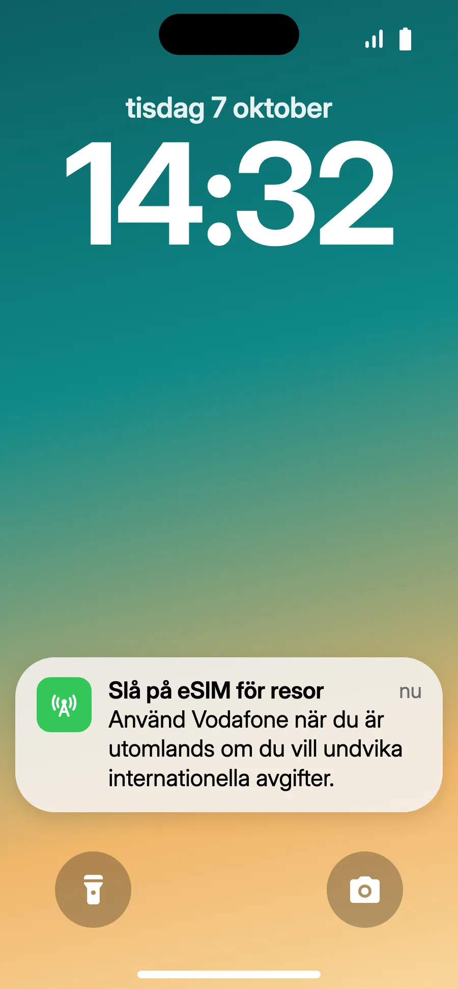 När du landar kan din iPhone visa ”Slå på eSIM för resor”: tryck på notisen.