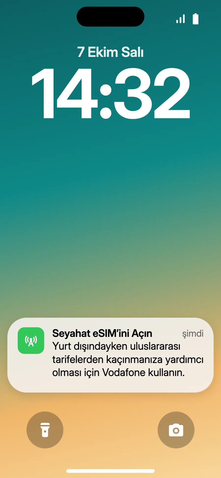 Varınca iPhone “Seyahat eSIM’ini Açın” bildirimini gösterebilir: bildirime dokun.