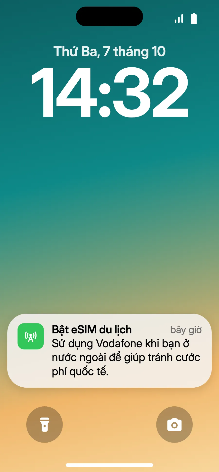 Khi đến nơi, iPhone có thể hiện “Bật eSIM du lịch”: chạm vào thông báo.