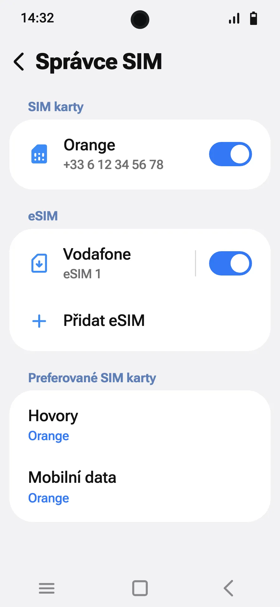 Po příletu zapni novou eSIM ve Správci SIM karet. Nese jméno místního nebo partnerského operátora.