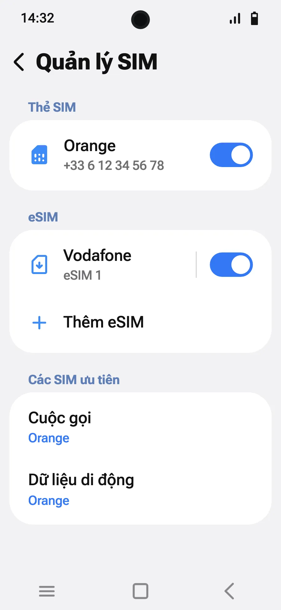 Khi đến nơi, bật eSIM mới trong Quản lý SIM. eSIM hiển thị tên một nhà mạng địa phương hoặc đối tác.